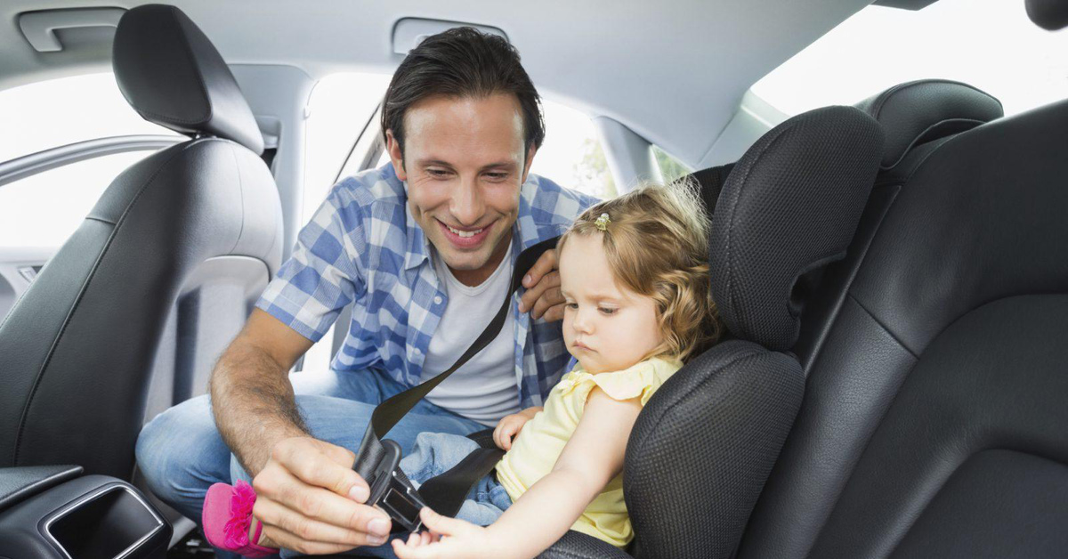 Пристегиваем ребенка в машине. Автомобиль для детей. Детское кресло в машину. Пристегнутый ребенок в машине. Кресло для детей в машину.