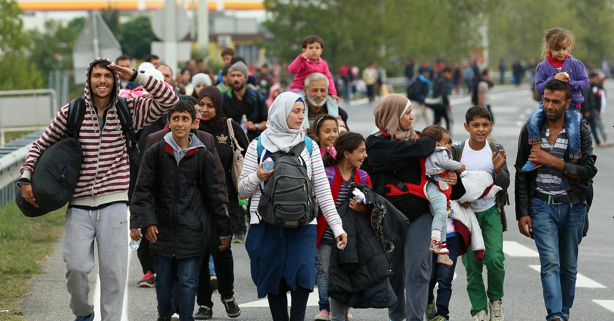 Мигранты кто это такие. Беженцы. Семья мигрантов. Беженцы в Европе. Мигранты и беженцы.