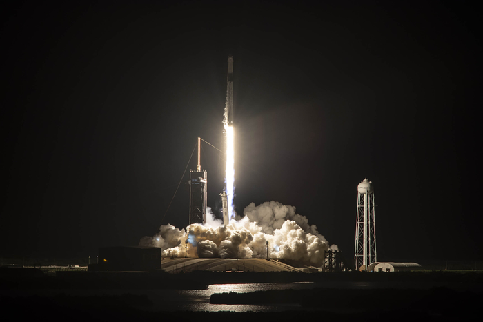 Успешный запуск первой в истории полностью туристической миссии - сейчас в космосе находится рекордное за все время число астронавтов SpaceX, Dragon 2, Falcon 9, Космический корабль, Космонавтика, Космос, Туризм, США, Технологии, Видео, Длиннопост