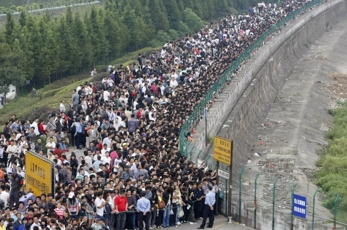 Thousands of people lined up in China to bow to Stalin's belt - Text, Humor, IA Panorama