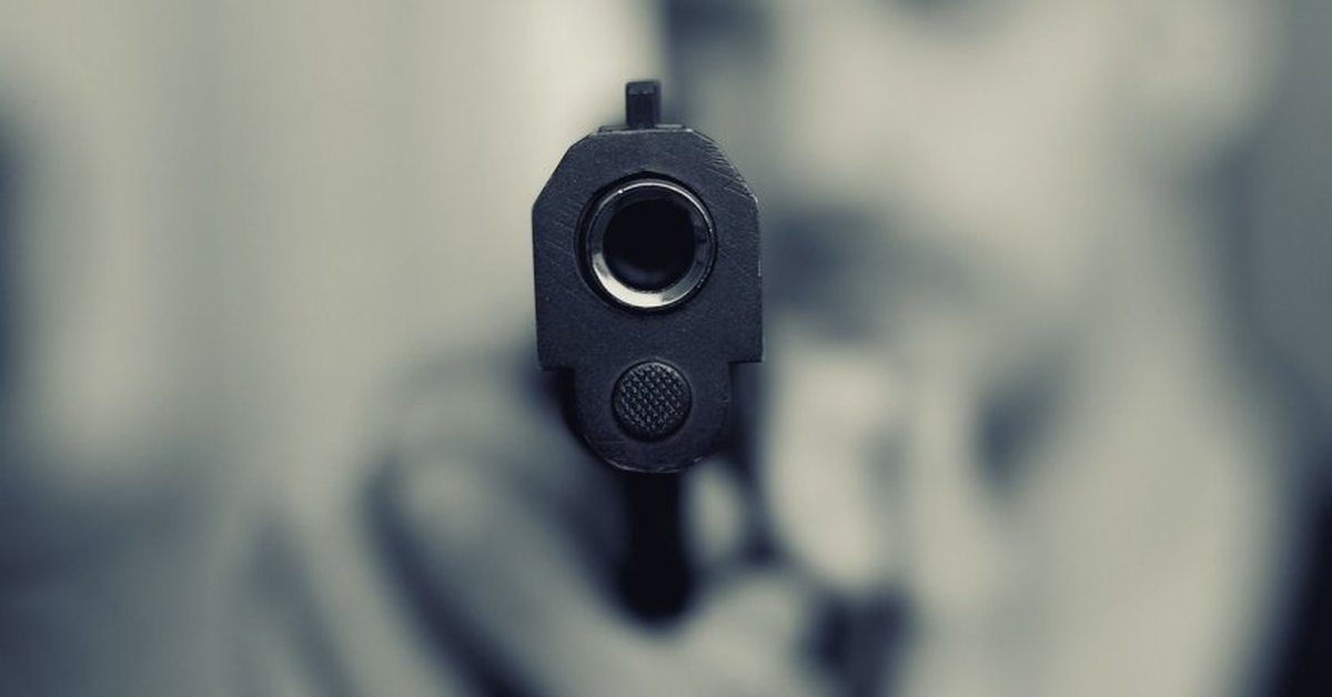 Мужчина и женщина с пистолетами. Дуло дура. Дуло дура. Дуло пистолета. Дуло пистолета.