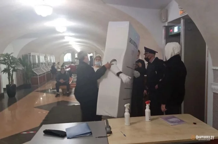 A singing ballot came to the polling station in St. Petersburg - Politics, Russia, Saint Petersburg, Elections, State Duma, Bulletin, Vasilievsky Island, Video, Longpost, Fontanka