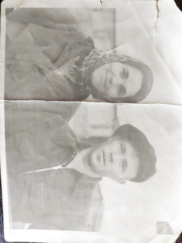 Прошу помощи с восстановлением фото, осталось в единственном экземпляре. Все что пробовал, нейросети автоулучшалки, все выдает как то пятнам