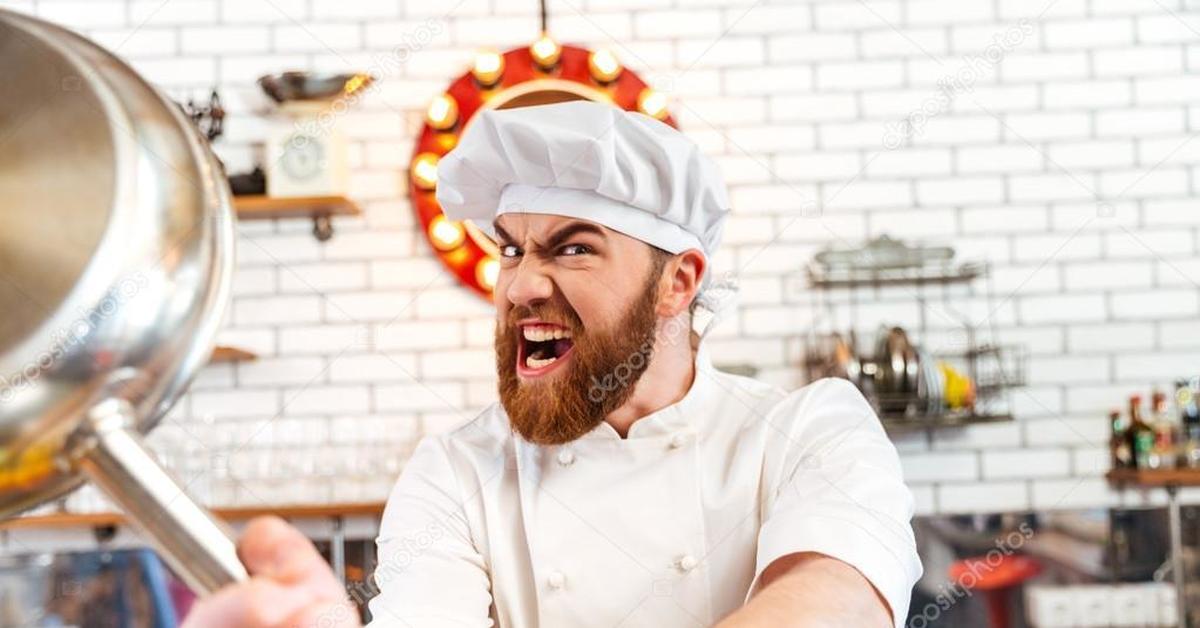 Laughter chefs. Сумасшедший повар. Старший повар. Улыбающийся повар. Повар на кухне.