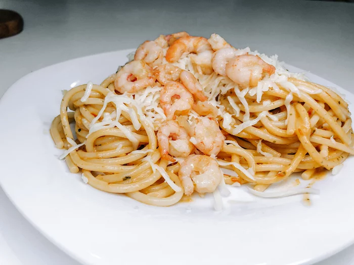 The simplest Italian pasta with tomatoes and garlic - My, Preparation, Shrimps, Paste, Dinner, Dinner, Video, Recipe, Video recipe, Cooking, , Video blog