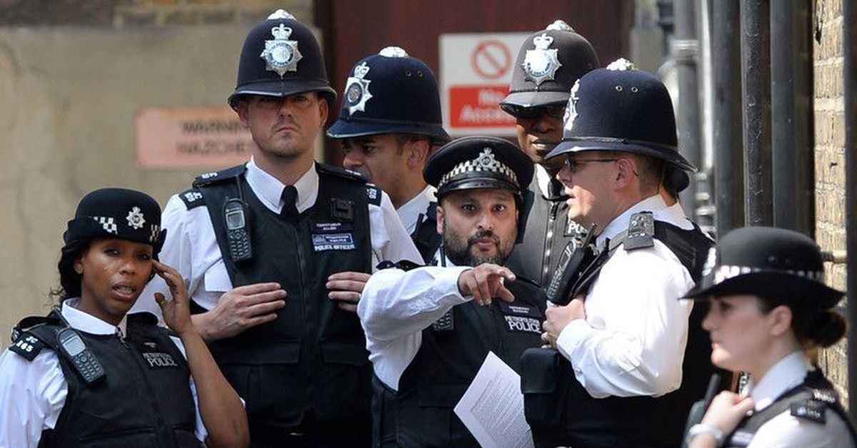 Полицейский в лондоне. Констебль полиции в Англии. Полиция Великобритании 70х. Полиция Лондона. Полицейская форма Великобритании.
