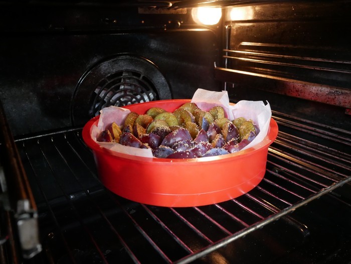 Plum Caramelized Pie - My, Pie, Plum, Plum pie, Recipe, Video recipe, Longpost, Video