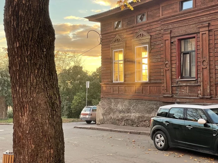 Golden autumn - My, Autumn, Vyborg, Accident, The photo, House, Town