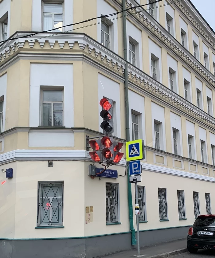 Boss among traffic lights - My, Traffic lights, Transition, Light, Color, Regulation, Moscow, Main Boss