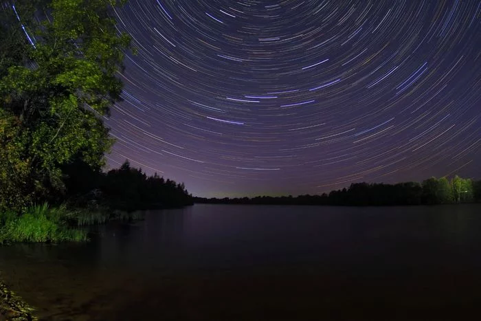 Звёздные треки над озером - Моё, Фотография, Ночная съемка, Пейзаж, Звездное небо, Длинная выдержка, Ленинградская область