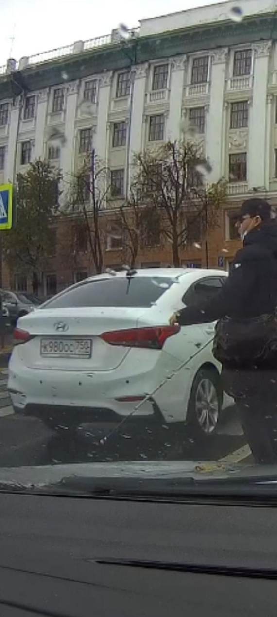 Find the blind man in the video - Traffic rules, Taxi, Kazan, Video, The blind, A pedestrian, Auto, Longpost