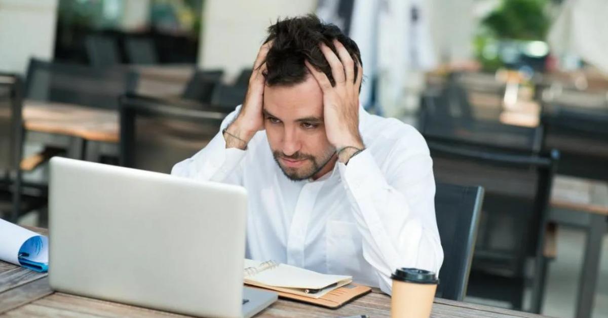 Девушка грустит на диване. Boring video. Скучающий человек. Безразличный человек. Boring video.