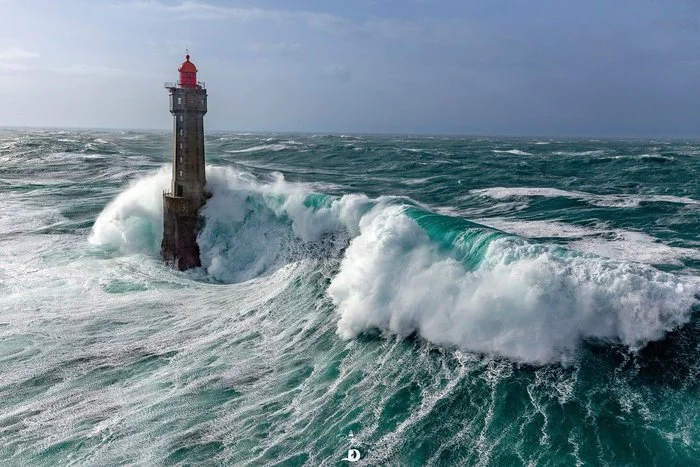 The perfect place to contemplate the power of the ocean - Lighthouse, Wave, Ocean, France, Longpost, The photo