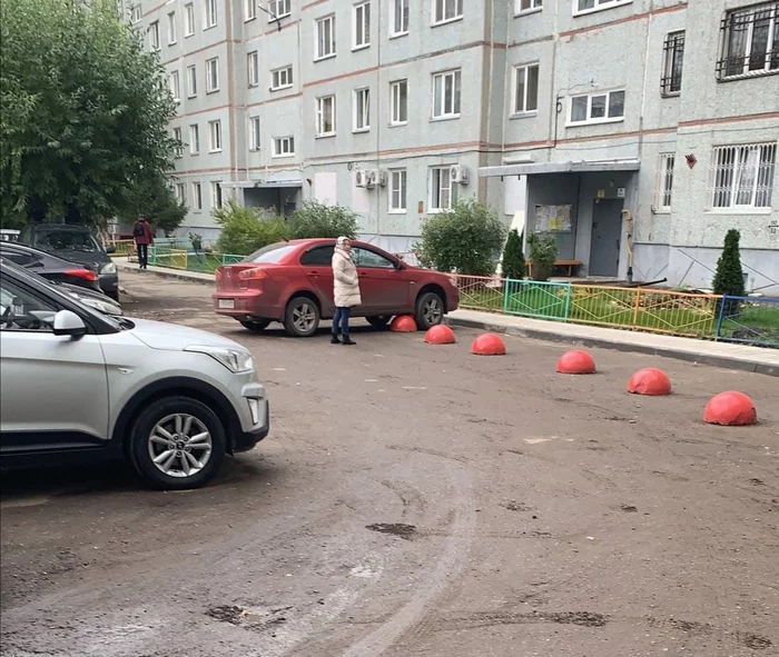 And there is a hole in the old woman - Неправильная парковка, Woman driving, Auto