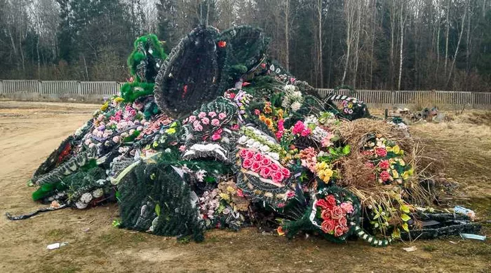What's the problem..? - Funeral, Wreath, Saving, Ecology, Plastic