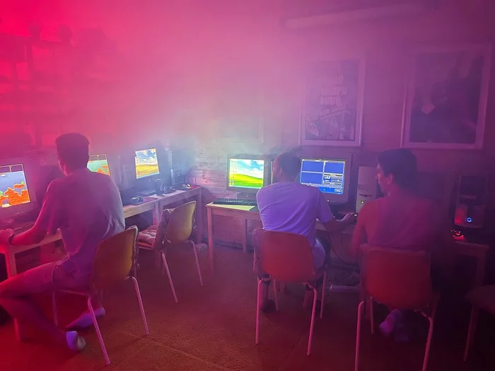 Компьютерный клуб 2000х в гараже: LAN Party, ретро игры и ностальгия - Моё, Ретро-Игры, Компьютерный клуб, Unreal Tournament, Counter-Strike, Warcraft, Гараж, Windows XP, Dial-Up, , Шутер, 2000-е, Верните мой 2007, Ностальгия, Олдскул, Олдфаги, Мультиплеер, Киберспорт, Компьютерные игры, Воспоминания из детства, Четкий пацан, 90-е, Видео, Длиннопост