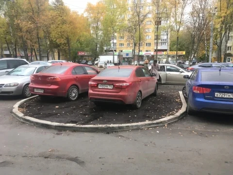 Nizhny Novgorod bastards. Flowerbeds near Switzerland Park in Nizhny Novgorod turned into a parking lot - Nizhny Novgorod, Negative, Vandalism, Text