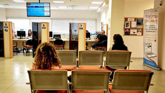 Мин.фин "кинул" 337 000 израильтян: Пособия не выплачивают, безработица не снижается - что происходит на рынке труда в Израиле