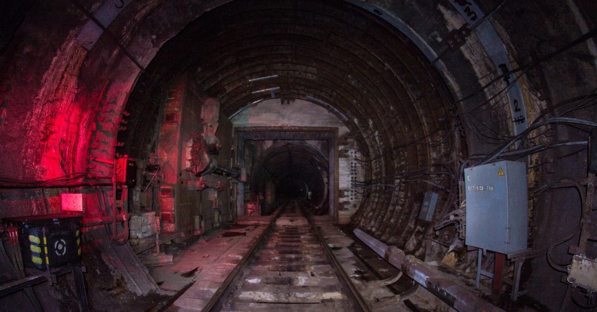 Пила метро. Metro 2033 заброшенные туннели. Метро 2033 заброшенная станция. Метро тоннель подземелье Московского метрополитена. Metro 2033 заброшенная станция.