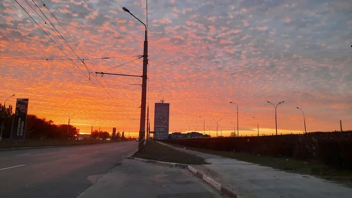 Yesterday's sunset in Tolyatti - My, Sunset, Road, Mobile photography