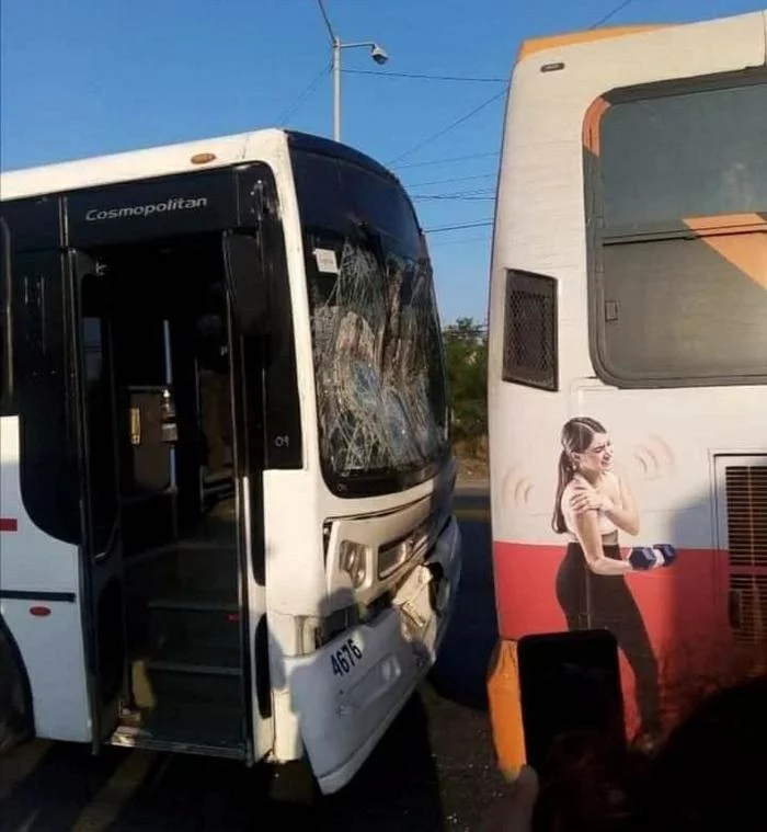 Ay, it hurts! - Bus, Crash, Road accident, Coincidence