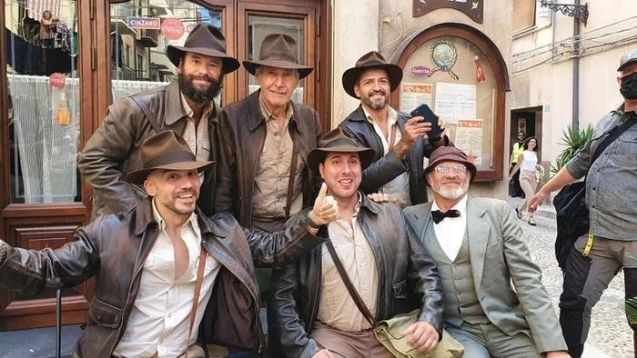 Harrison Ford with fans - Harrison Ford, Indiana Jones, The photo, Celebrities, Actors and actresses, Fans, Cosplay, Photos from filming