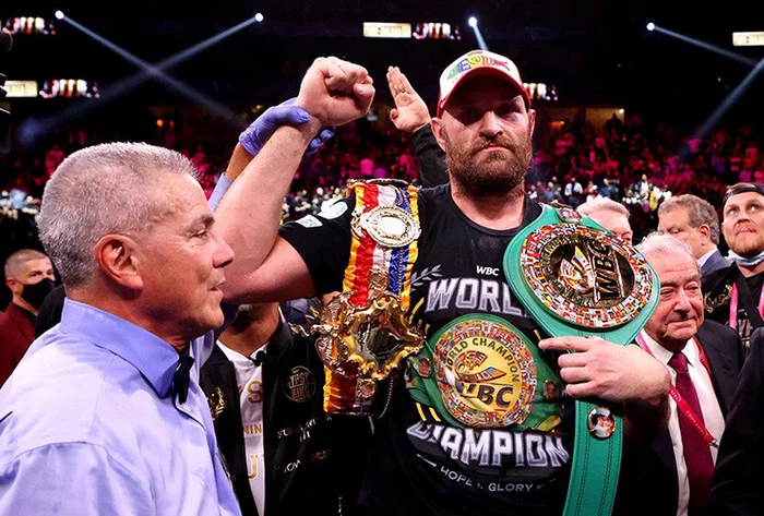 The trilogy of confrontation between Tyson Fury and Deontay Wilder ended with the victory of the Gypsy King in the 11th round by knockout - My, news, Sport, Boxing, Tyson Fury, Boxer, , Alexander Usik, Title, , Champion, Boxing ring, Longpost