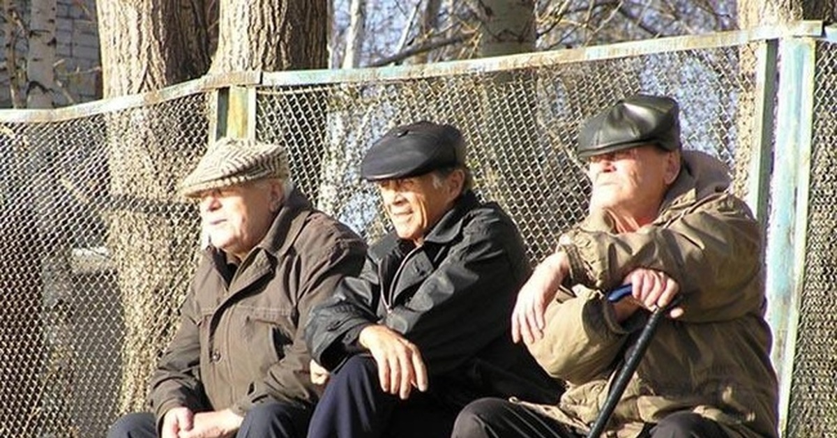 Есть три деда. Три старика на лавке. Дед на лавке. Три старика на скамейке. Дед на скамейке.