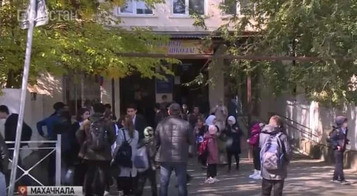 Dagestan schoolchildren beat a journalist filming a story about a stabbed student - School, Beating, Zoo, The television, Children, Negative, Dagestan, Dagestanis
