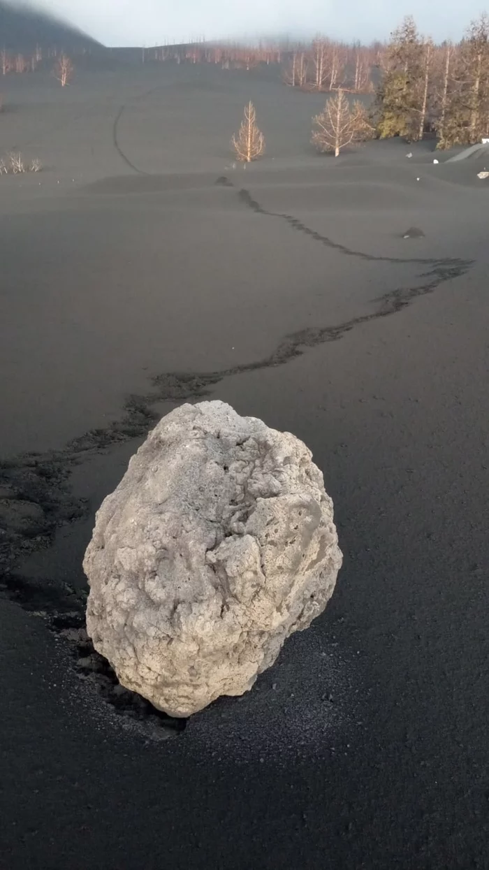 A large piece of igneous volcanic rock ejected by the Cumbre Vieja volcano - Volcano, A rock, Ash, Nature, The photo, Cumbre Vieja volcano