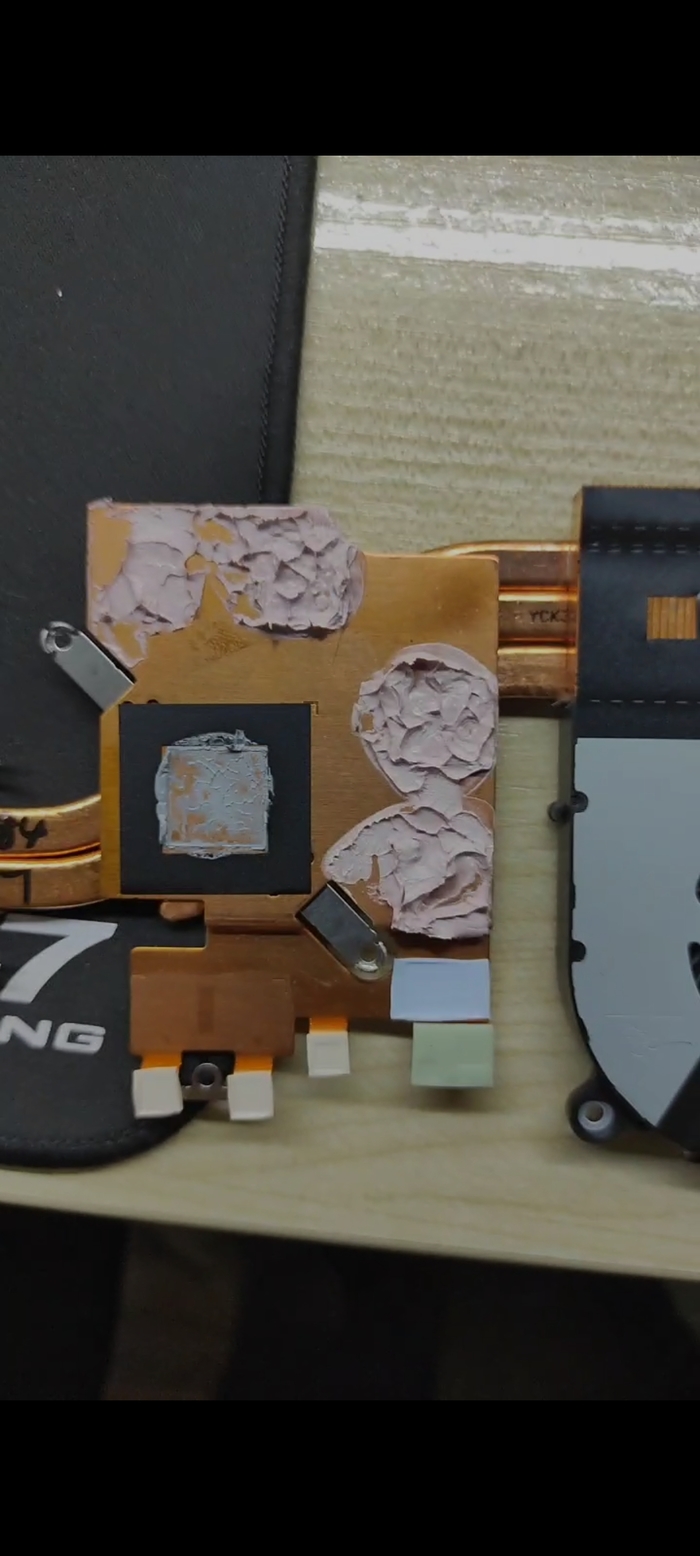 Заводская термопаста в ноутбуке | Пикабу