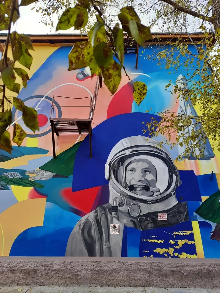 Here it is - our Cosmos ... - Longpost, People, , Autumn, Yuri Gagarin, Graffiti, Cosmonautics, Space, Photographer, Novosibirsk, Russia, My