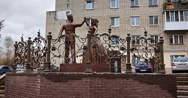 Alenka from Ivanovo married a resident of Pavlovo, Nizhny Novgorod region - Monument, Pavlovo, Alenka