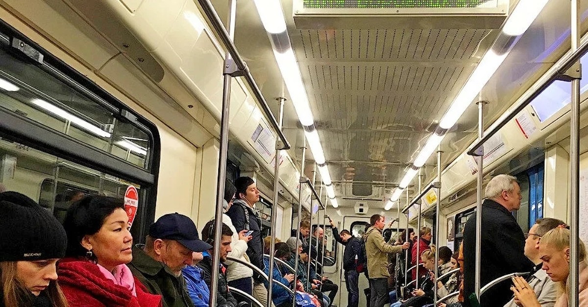 Общественный метрополитен. Вагон метро. Метро внутри. Люди в вагоне метро. Метро внутри с людьми.