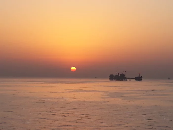 Dawn in the Persian Gulf - My, dawn, Sea, Platform, The photo