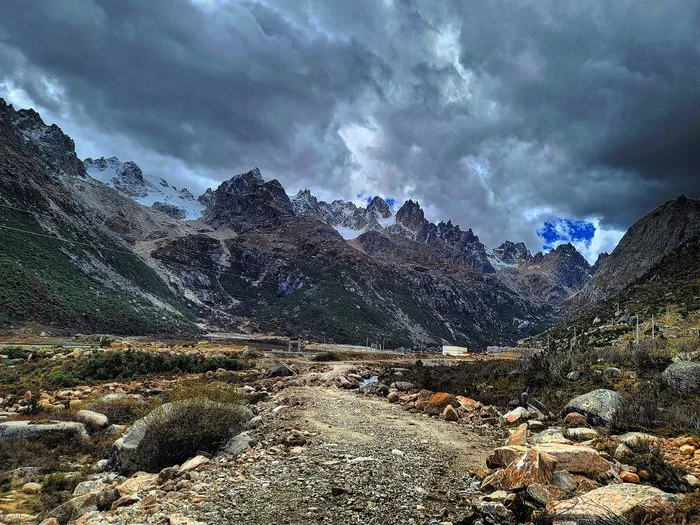 On the road to Tibet. - My, The mountains, The photo, China, Mobile photography, Travels, Tibet, Buddhism, Temple, Longpost