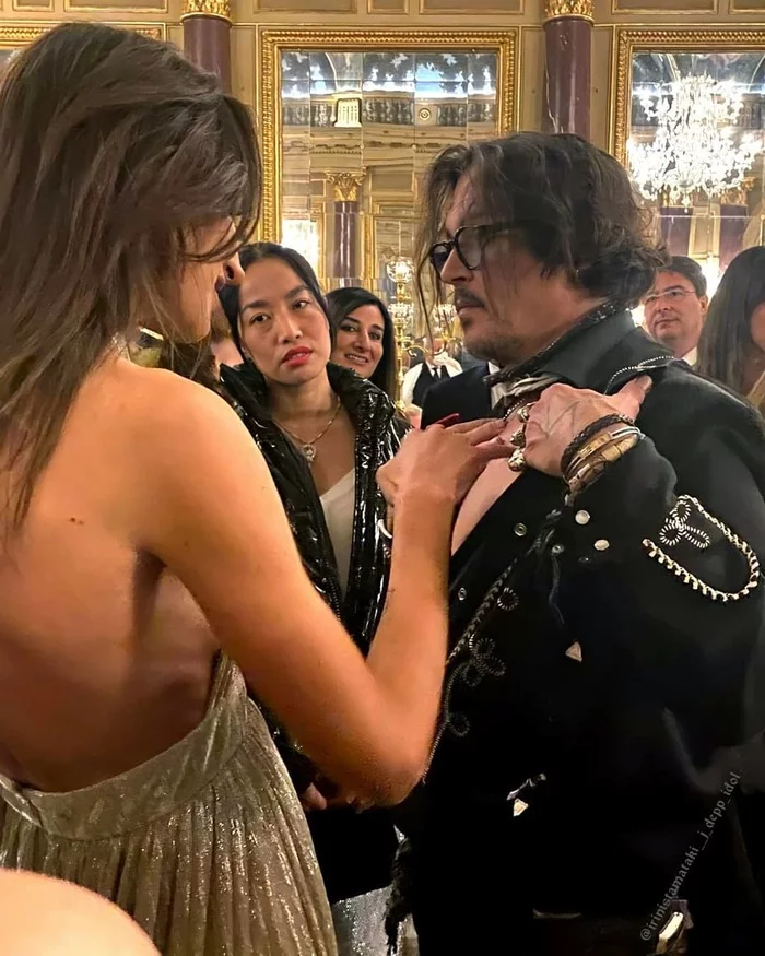 At a dinner in his honor, Johnny showed the ladies his tattoos in different places...)) - Johnny Depp, Women, Tattoo, The photo, Flirting, Actors and actresses