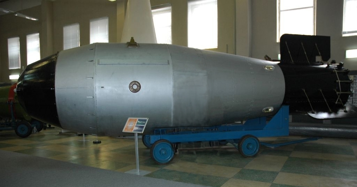Водородная бомба видео. Ан602 царь-бомба. Термоядерная бомб ан602 (царь-бомба). Царь бомба Саров. Термоядерная бомба ан602 ("Кузькина мать").