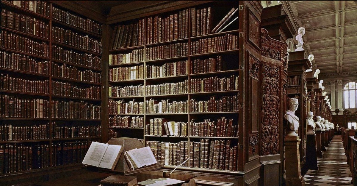 Bibliotheque de parfum. Книгохранилище библиотеки. Библиотека Эстетика старинная. Старинная библиотека. От библиотеки Баллиона вниз.