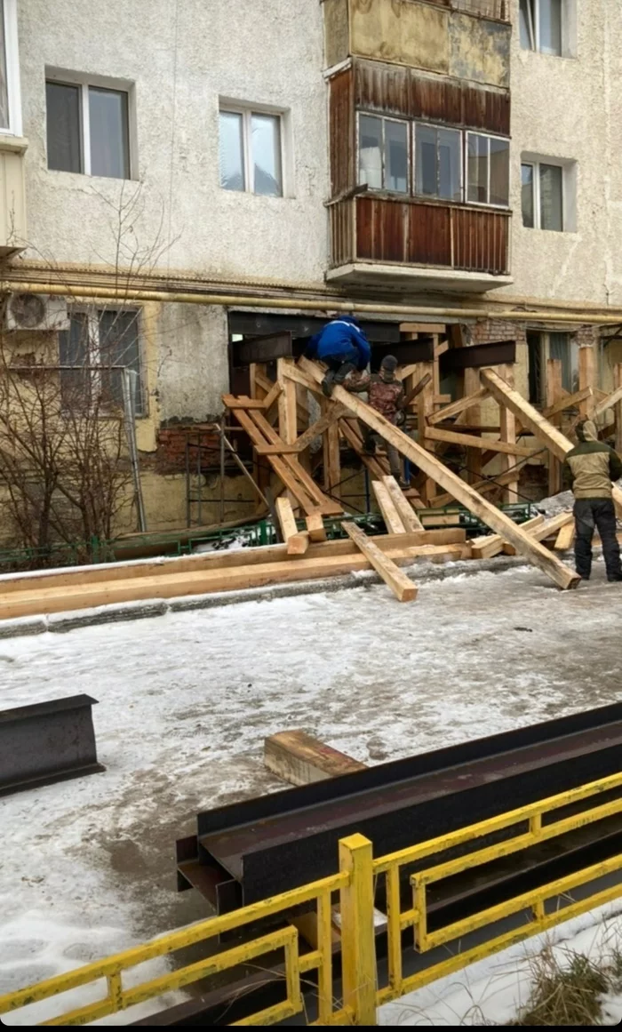 I hope they then replace the timber with steel beams? - Yakutsk, Emergency housing, Repair