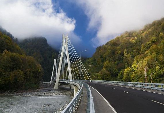 In Sochi, one-way traffic was introduced on the roads to Krasnaya Polyana. - Sochi, Adler, Krasnaya Polyana, Driver, Auto, Inhabitants, Riot, Road traffic, , Traffic police, Society, Ren TV, Twitter, Vertical video, Video, Longpost