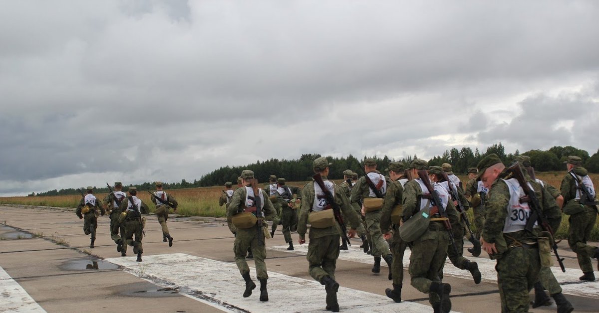 Марш бросок. Марш бросок 5 км. Марш бросок в армии. Марш бросок армии РФ. Рота в марш броске.