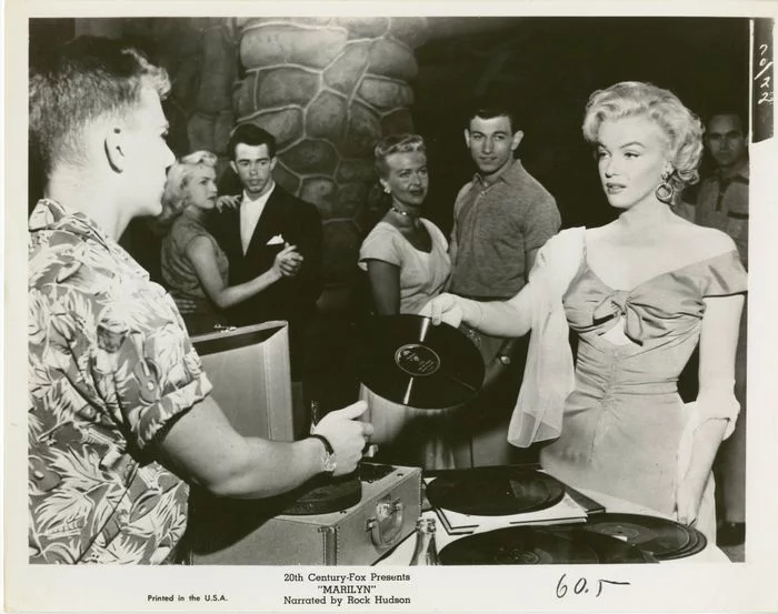 Marilyn Monroe in the film Niagara (XLVII) Cycle Magnificent Marilyn 599 part - Cycle, Gorgeous, Marilyn Monroe, Actors and actresses, Celebrities, Blonde, Movies, Hollywood, USA, Poster, Movie Posters, 50th, 1952, Black and white photo