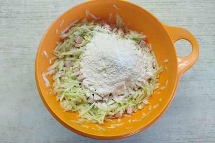 Кабачковый пирог с колбасой и сыром - Моё, Кабачок, Пирог, Овощи, Колбаса, Сыр, Выпечка, Пицца, Еда, Кулинария, Рецепт, Блюдо, Приготовление, Питание, Длиннопост