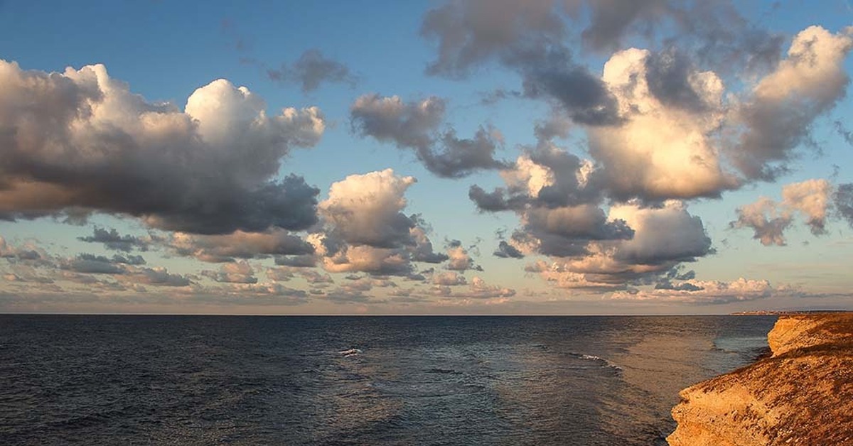 Черное море осенью. Море осень Тарханкут. Мостки Черноморское Крым. Черное море Крым.