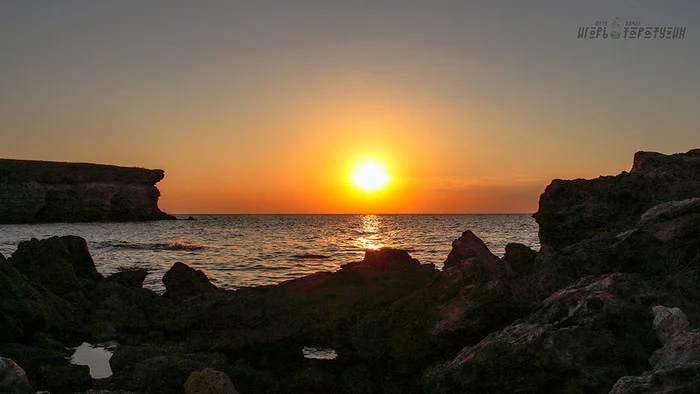 On the Sunset ... - My, Sunset, Black Sea, Crimea, Tarkhankut, Evening, The rocks, Bay, The photo