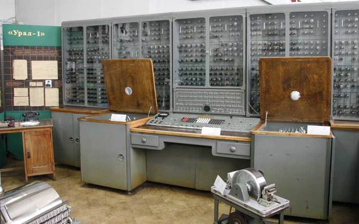 На волне постов про первый комп. Не нашел фото Урал 2. Так что держите первый