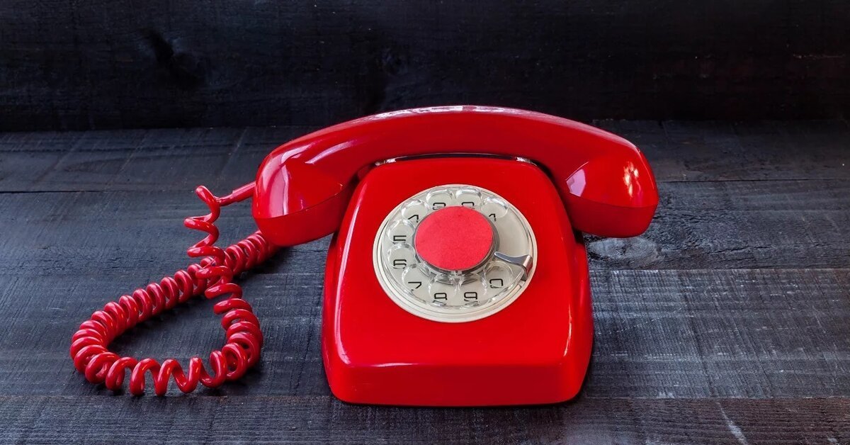 Красный телефон 12. Красный телефон. Дисковый телефон. Красный дисковый телефон. Телефон без диска.