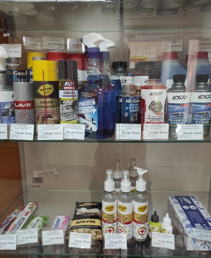 Ответ на пост «Магазины одежды в Питере выживают, как могут»