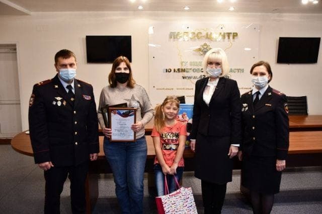 In Kemerovo, the police awarded the first grader who lifted the trash can - Kemerovo, Reward, Positive, Video, Children